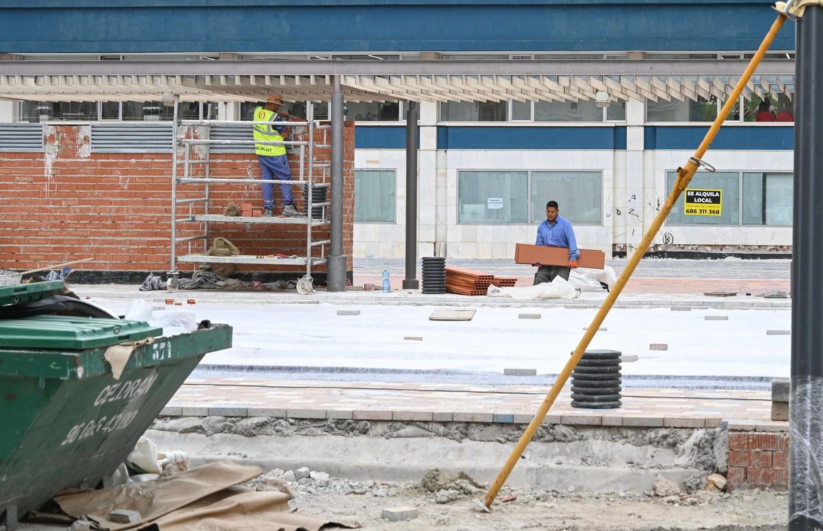 Obras municipal de reforma de la plaza de los Pisos Azules en una imagen de mayo