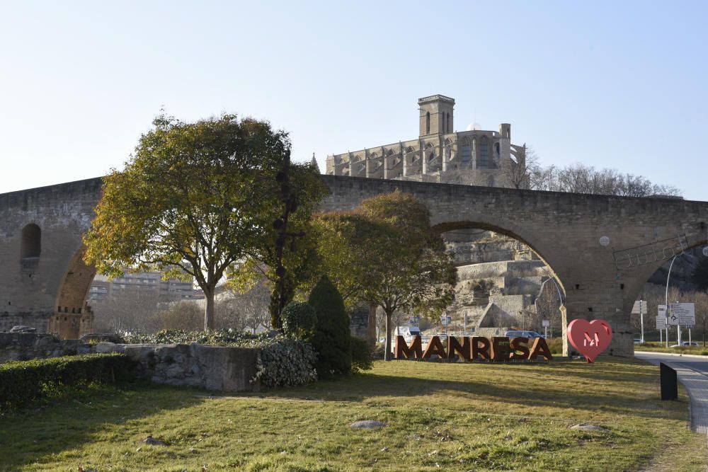 Instal·len un rètol gegant identificatiu de Manresa al pont Vell