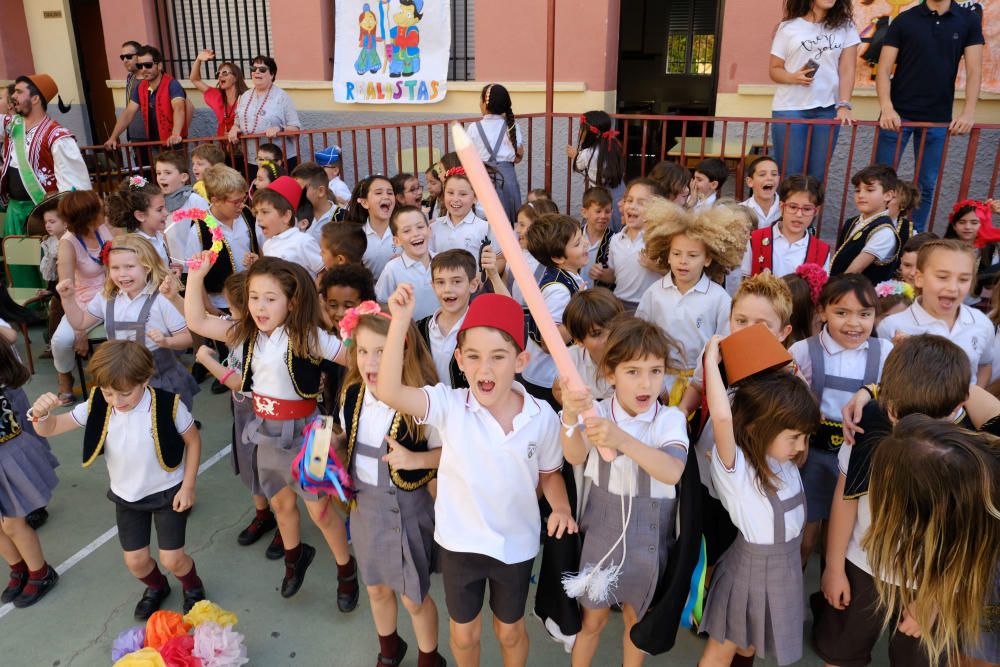 Los centros educativos de la ciudad acostumbran a dedicar la mañana del primer día de fiestas a recrear los actos más emblemáticos