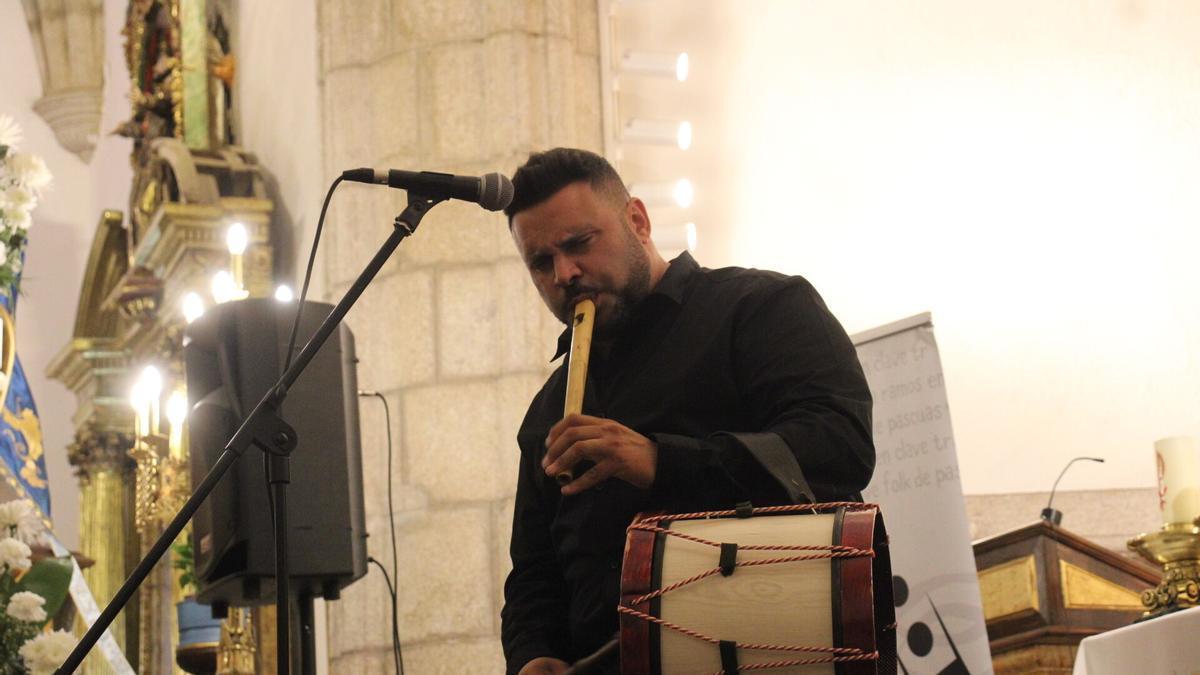 El musicólogo Luis Antonio Pedraza, en un actuación en la provincia.