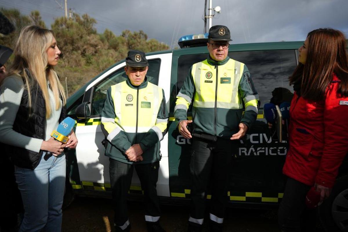 Dos guardias civiles testigos de primera hora de la tragedia conversan con periodistas en Adamuz.