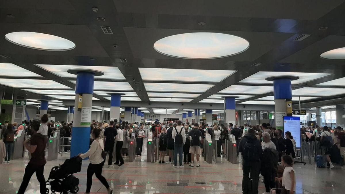 Pasajeros en los filtros de seguridad del aeropuerto de Palma la pasada Semana Santa.