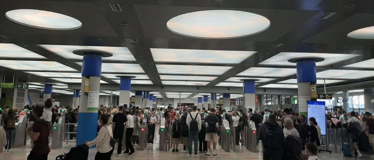 Pasajeros en los filtros de seguridad del aeropuerto de Palma la pasada Semana Santa. | DM