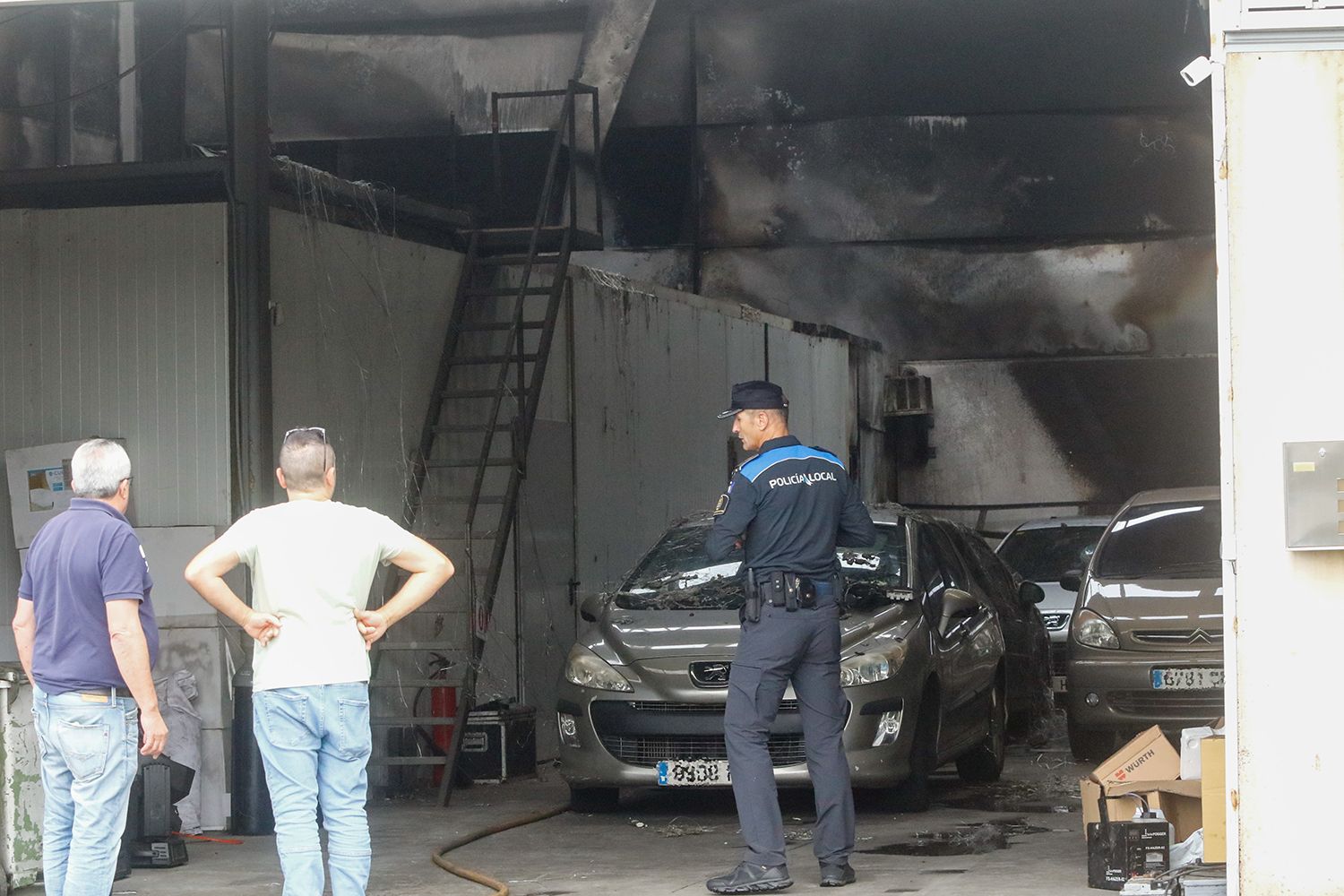 Un incendio afecta a una de las naves del antiguo Grupo Lito en Caldas