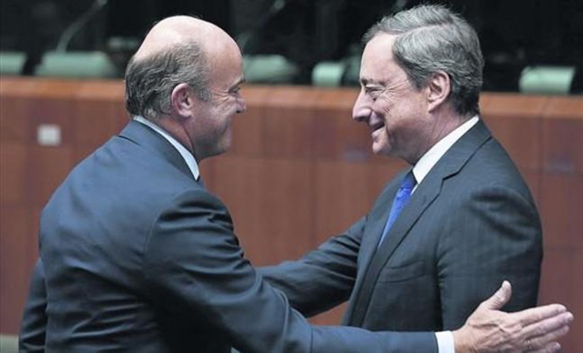 El ministre espanyol d’Economia, Luis de Guindos (esquerra) saluda el president del BCE, Mario Draghi, ahir. El ministre espanyol d’Economia, Luis de Guindos (esquerra) saluda el president del BCE, Mario Draghi, ahir.