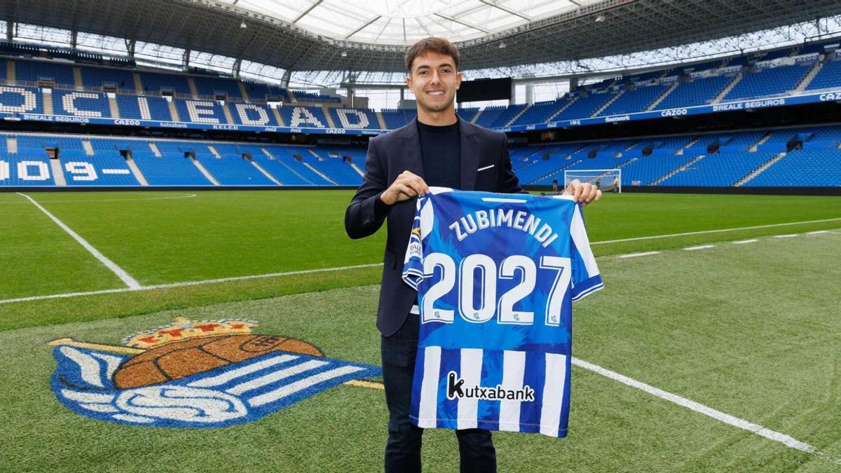 Martín Zubimendi posa con la camiseta tras renovar con la Real Sociedad.