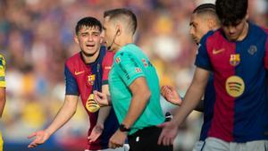 Pedri, desesperado, protesta al árbitro, durante la derrota del Barça ante Las Palmas.