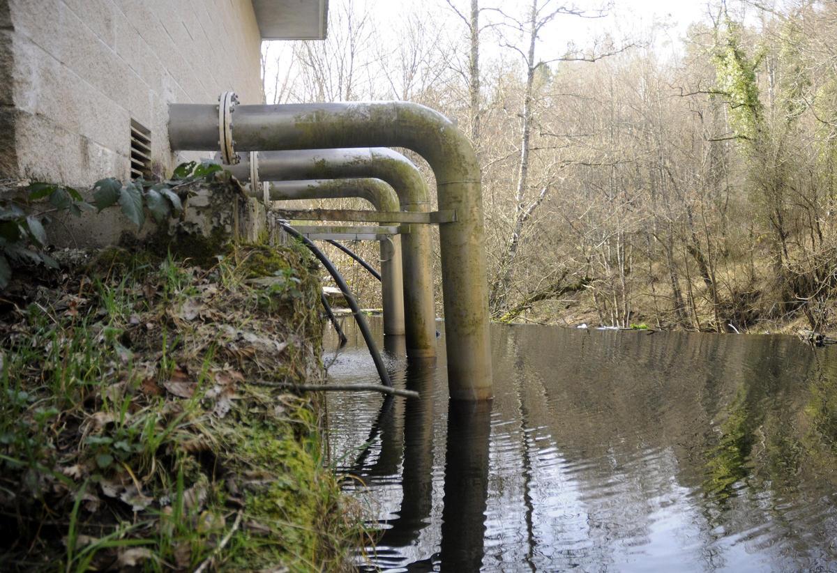 Captación de agua en el río Asneiro.