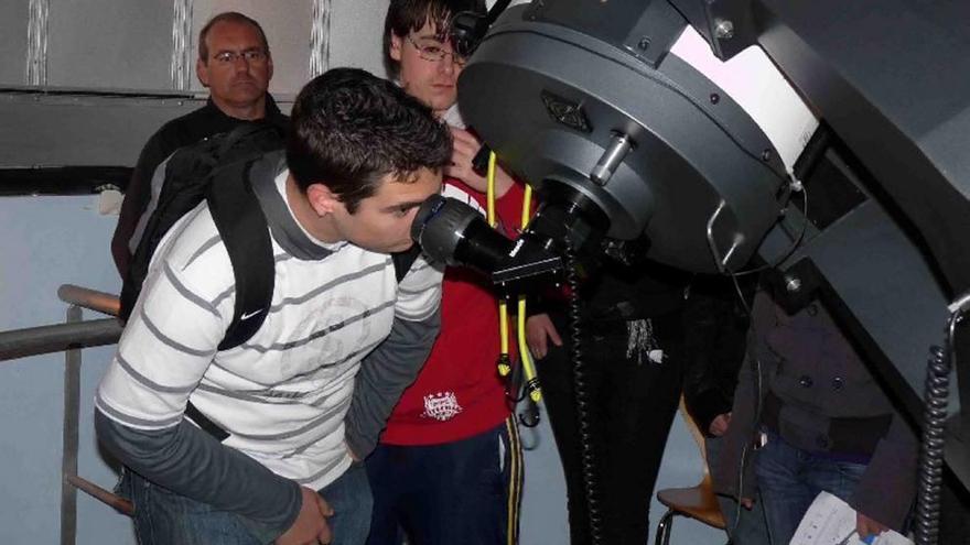 Un joven usuario de la Murta mira por el telescopio del observatorio.