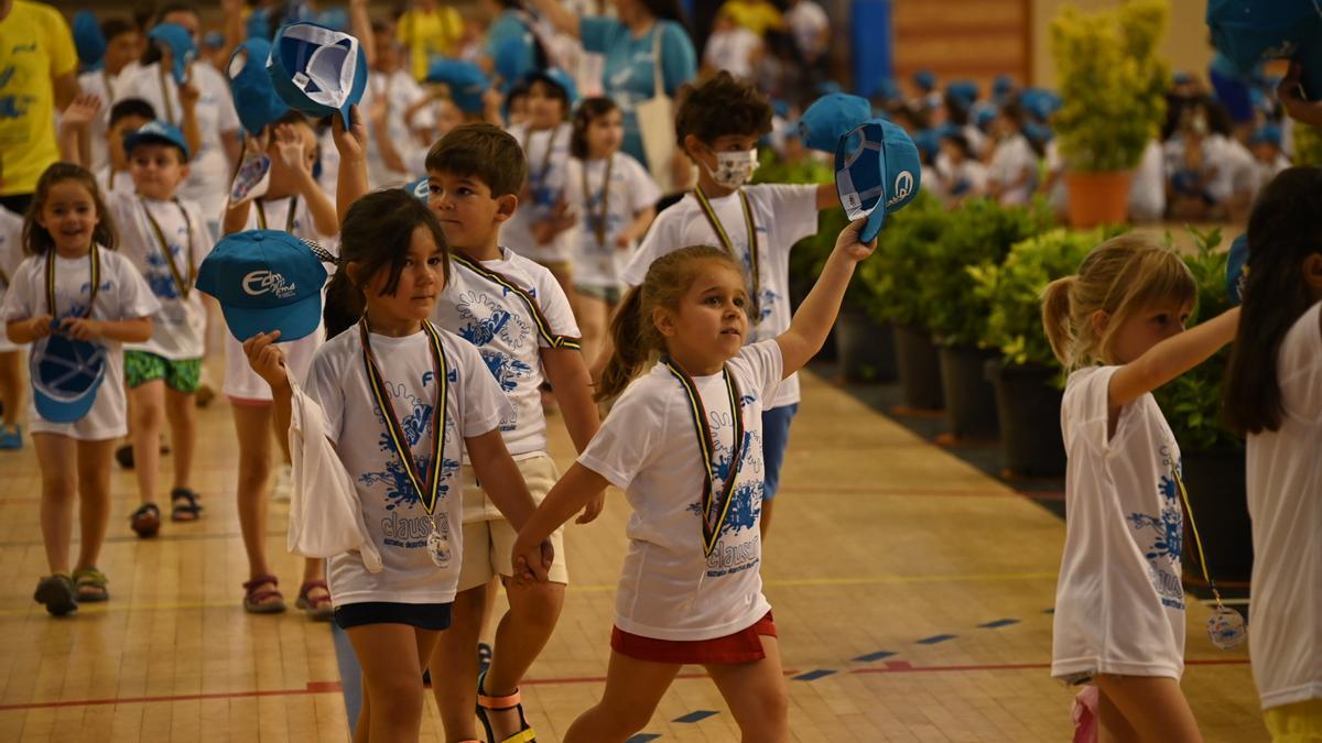 Desfile que realizaron los niños de las Escuelas Deportivas Municipales de Badajoz.