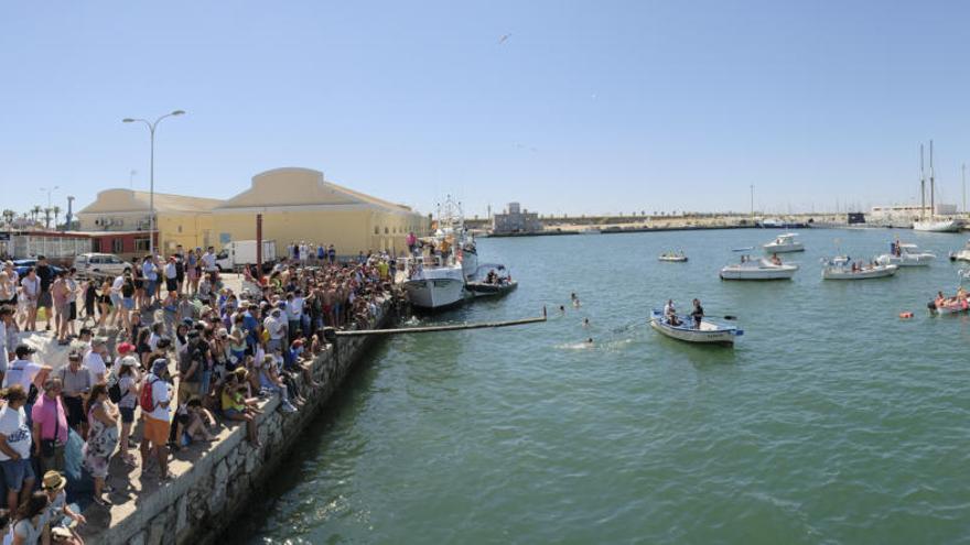 Cucaña y artefactos &quot;flotantes&quot; en el día de la Virgen del Carmen de Torrevieja