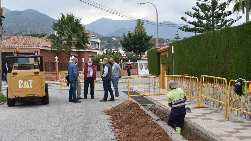 El alcalde, Joaquín Villanova, visita las obras de renovación de la red de abastecimiento en la calle Lirio.