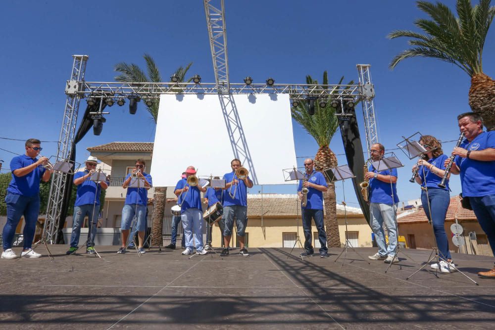 Centenares de personas llenan la Plaza de España para dar inicio a los festejos patronales en honor a la Virgen del Carmen.