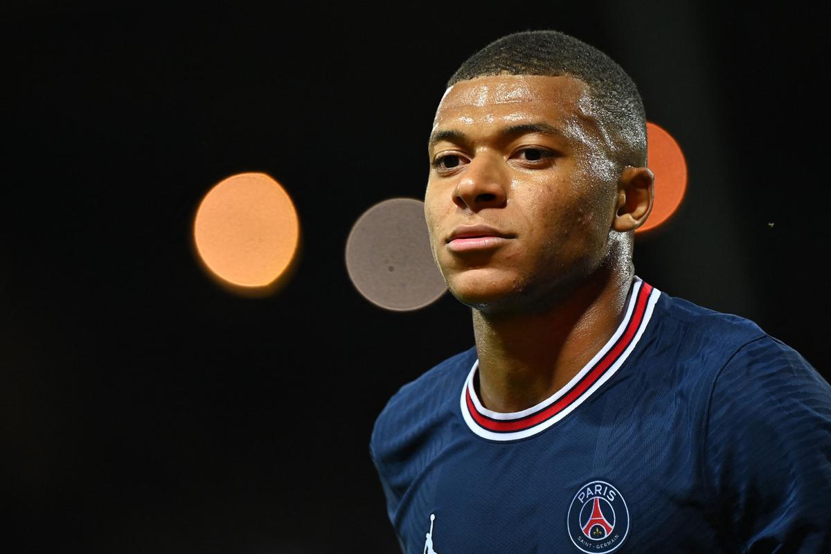 Kylian Mbappe durante un partido en Brest