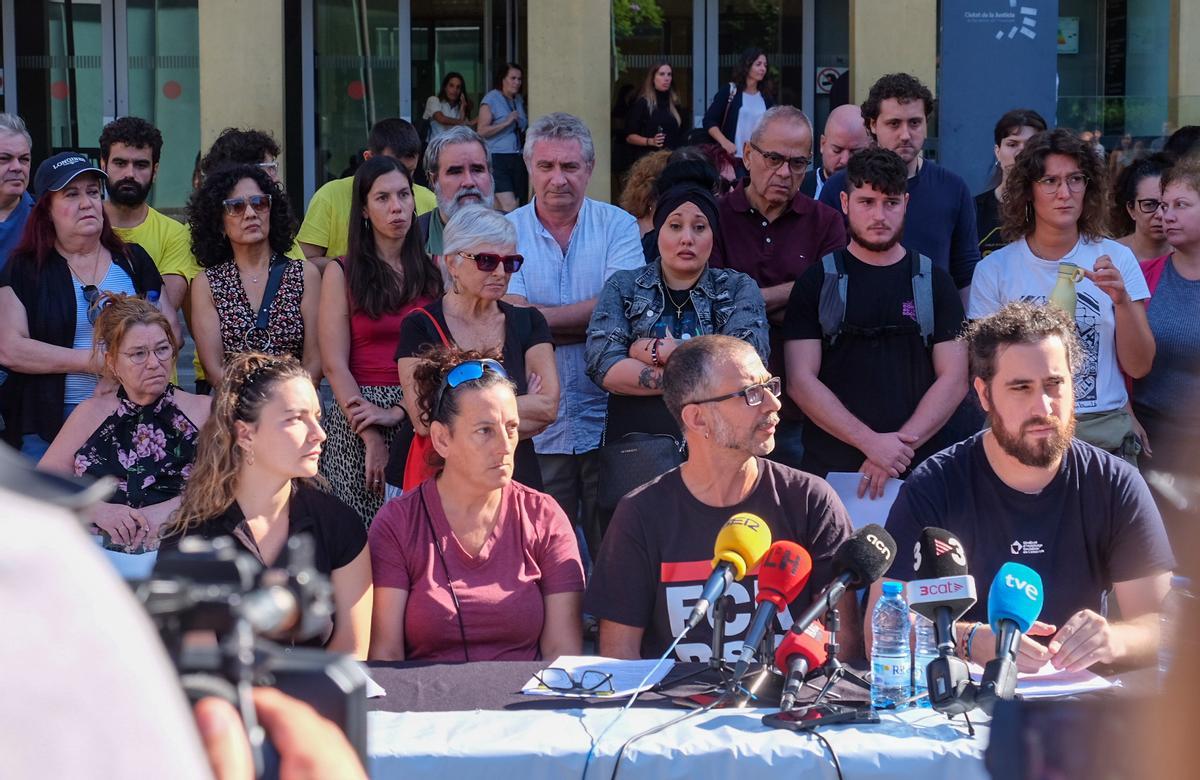 Vecinos y entidades se concentran frente a la Ciutat de la Justícia para denunciar el suicidio de Olga tras ser desahuciada en L'Hospitalet.