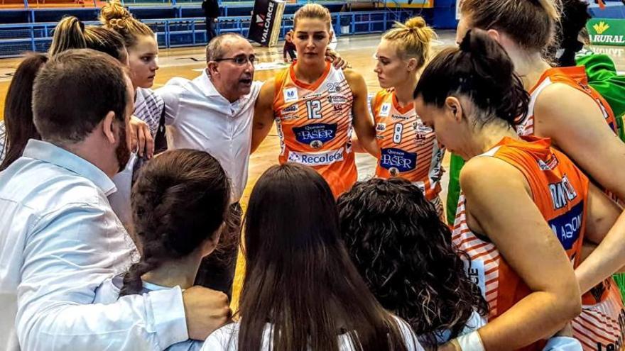 Angel Fernández, con sus jugadoras tras la dura derrota