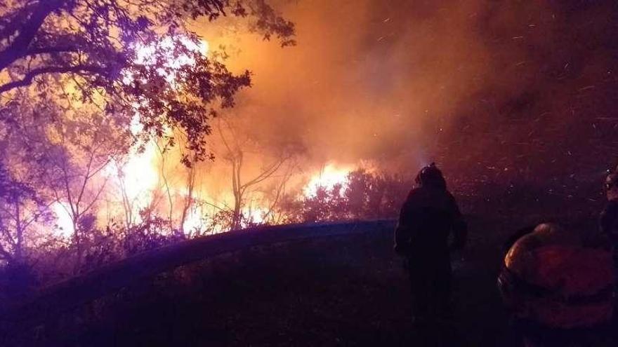 Efectivos actuando en el incendio de la parroquia de Pereira.