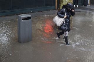 Líneas de metro anegadas y cortadas y más de 300 incidentes por la lluvia en Madrid