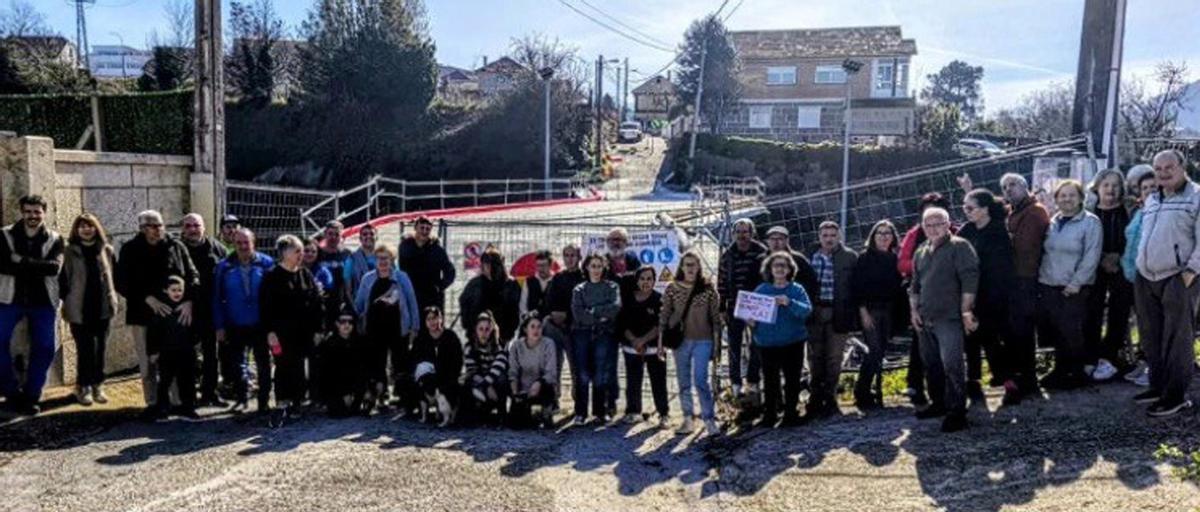 Los vecinos de A Portela se quejan del retraso que acumula la obra del puente sobre la línea ferroviaria.