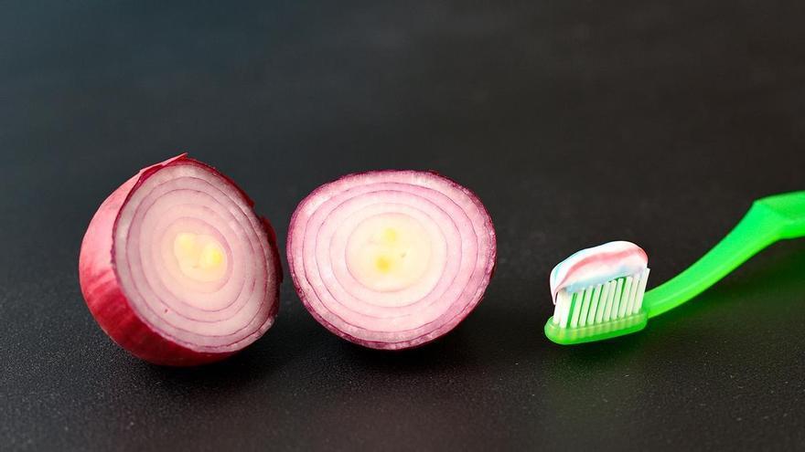 Posar ceba a la pasta de dents: la increïble combinació que cada cop copia més gent