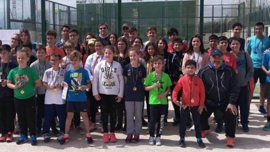 Los participantes en el torneo de pádel de Daimús con el alcalde, tras la entrega trofeos.