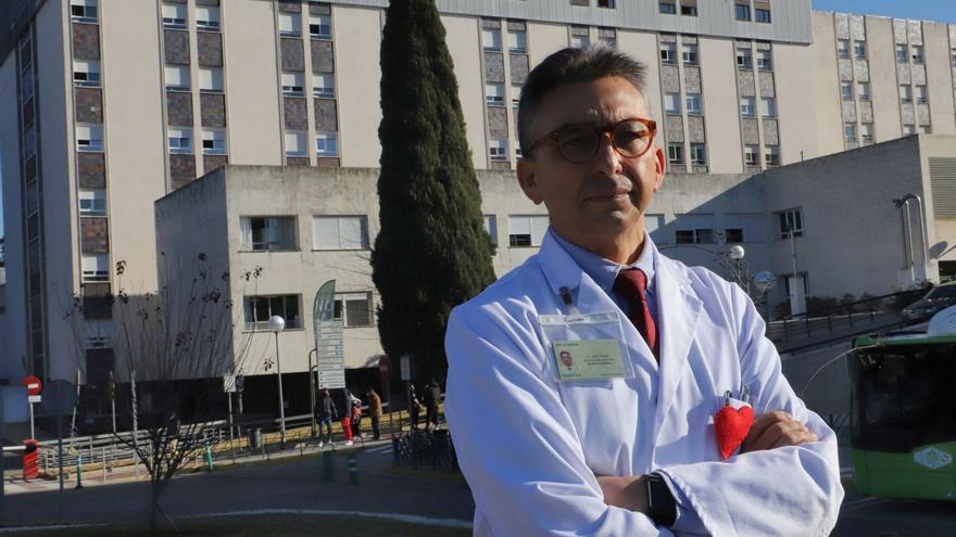 El doctor José López Miranda, delante del hospital universitario Reina Sofía.  | FRANCISCO GONZÁLEZ