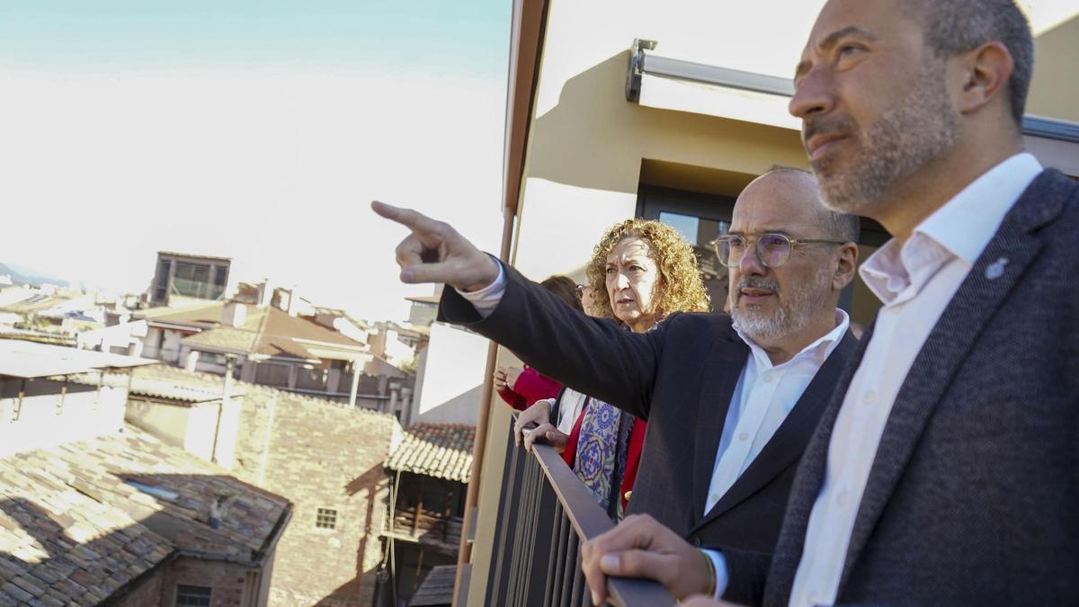 El conseller Carles Campuzano assenyala amb el dit en una visita a Manresa