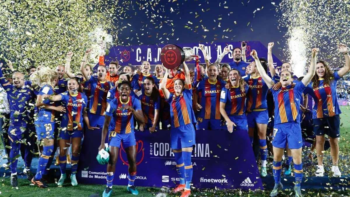 Las jugadoras del Barça posando con el título de la Copa de la Reina