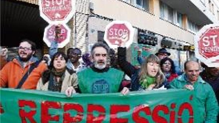 Membres de la PAH Girona-Salt, ahir, davant l&#039;habitatge de Fernández.