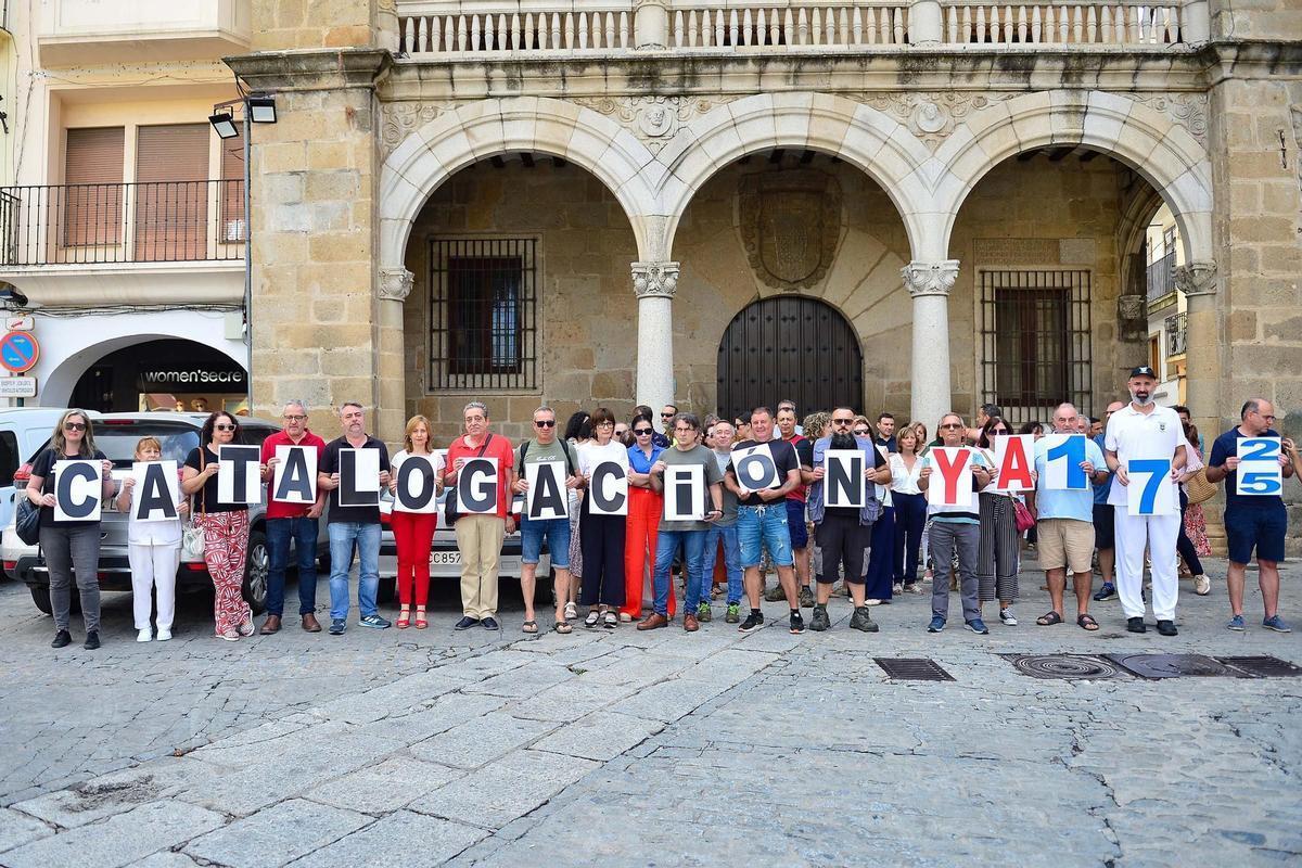 Protesta de trabajadores del Ayuntamiento de Plasencia por la falta de catalogación.