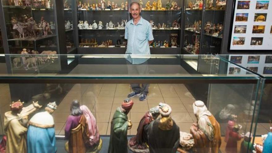 El presidente de la Asociación de Belenistas de Alicante, Alejandro Cánovas, en el interior del museo, donde hay más de tres mil figuras y colecciones únicas.