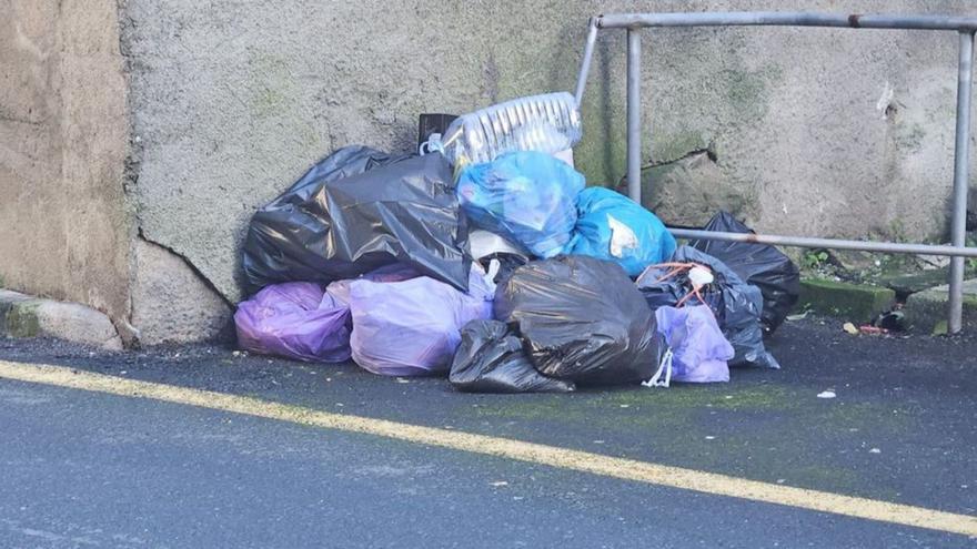 Basura depositada en el aparcamiento de la Avenida de América.