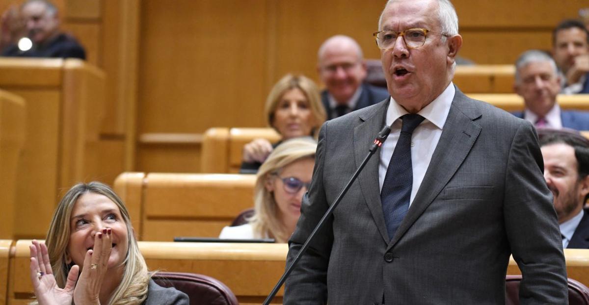 Arenas se encara con un adversario en el Senado en un pleno de octubre de 2025.