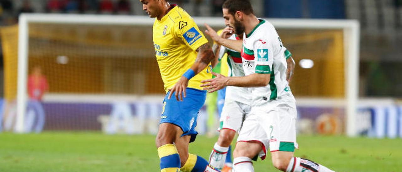 Willian José disputa un balón con Lombán durante el UD-Granada.