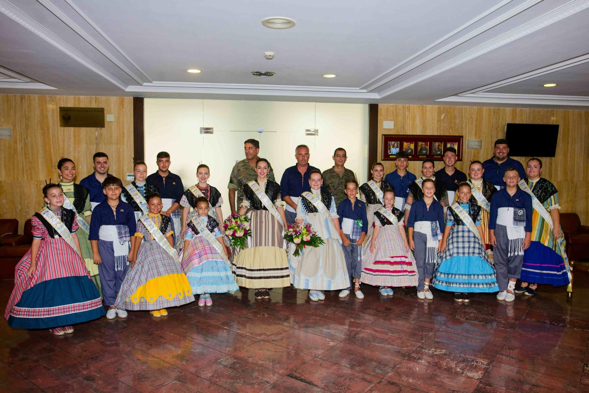 Visita de las reinas de las fiestas del Grau a la residencia militar La Plana