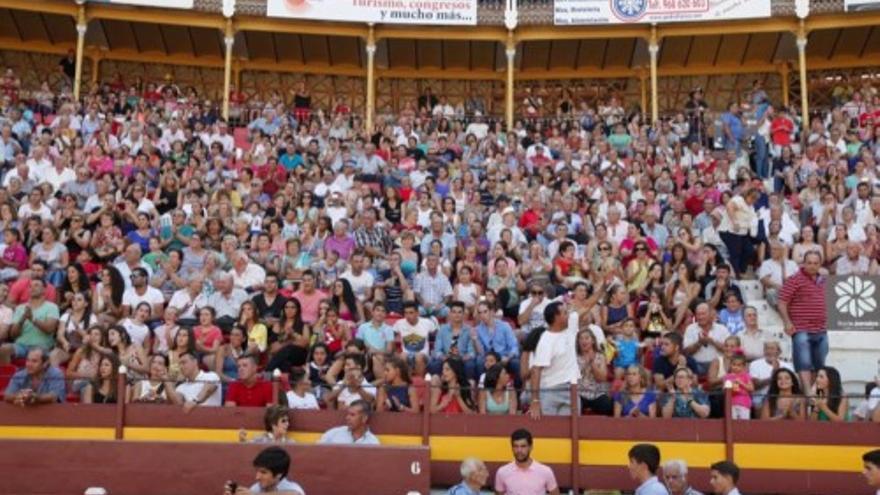 Novilladas sin picadores en una clase práctica con alumnos de escuelas taurinas