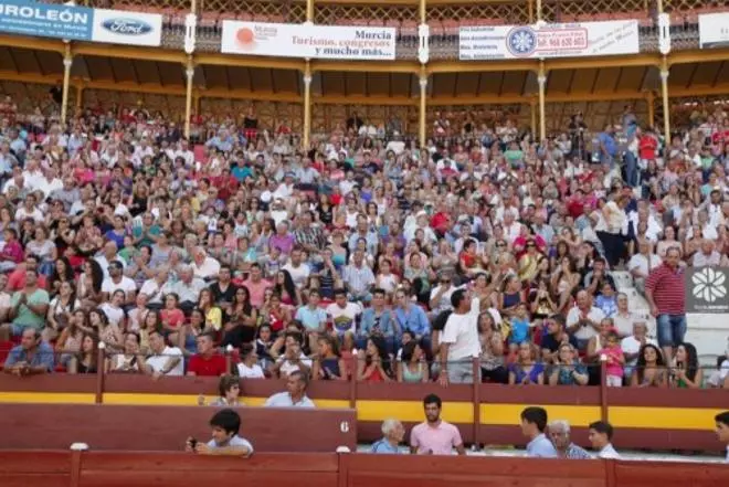 Novilladas sin picadores en una clase práctica con alumnos de escuelas taurinas
