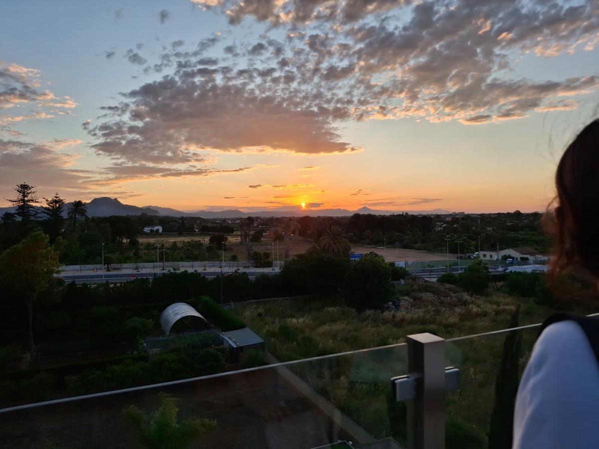 El crepúsculo, desde la terraza de Aticcook