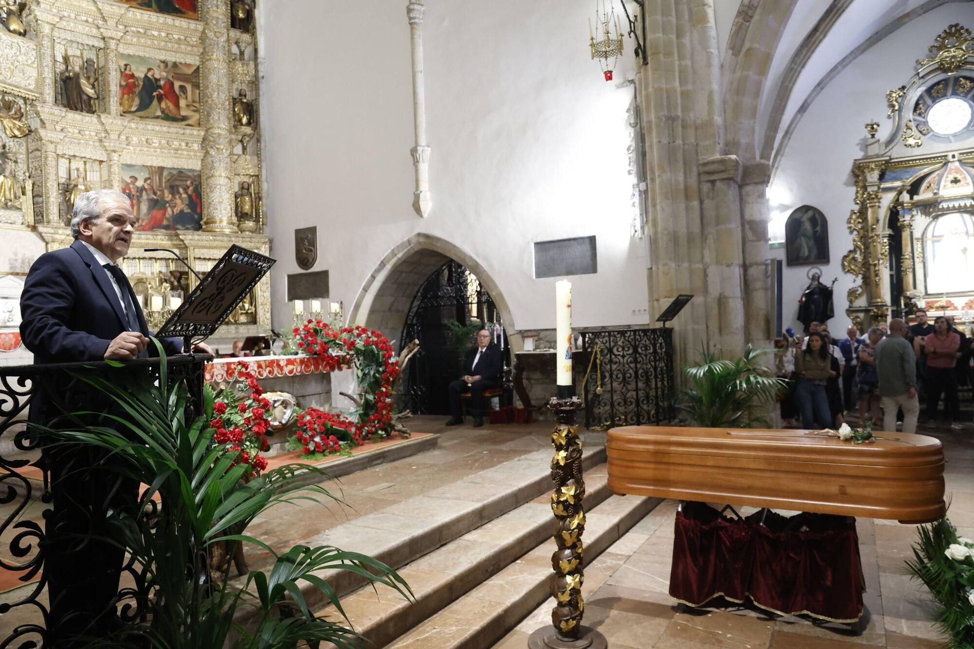 Las imágenes del funeral de Antonio Trevín en la basílica de Llanes.