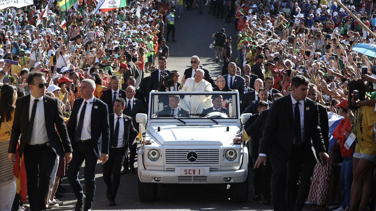 El papa Francisco se bare pasao entre la multitud en Lisboa.