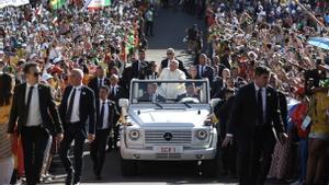 El papa Francisco se bare pasao entre la multitud en Lisboa.