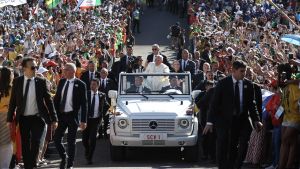 El papa Francisco se bare pasao entre la multitud en Lisboa.