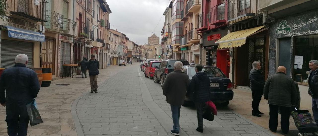 Vecinos transitan por la Puerta del Mercado en la que se podrá estacionar media hora como máximo. | M. J. C.