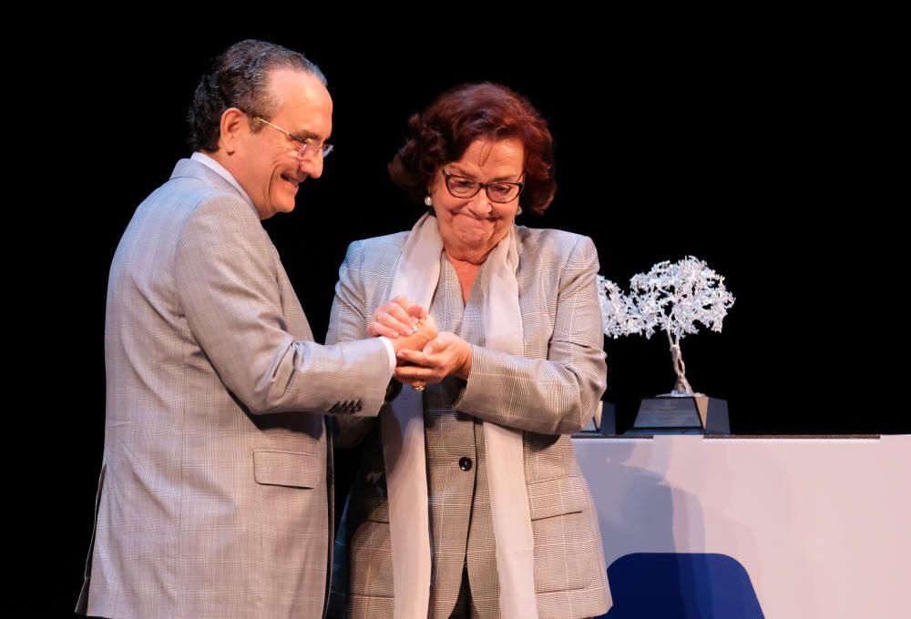 El presidente de Prensa Ibérica, Javier Moll, recibe la felicitación de una emocionada Carmen Robles, presidenta de la Fundación Manuel Peláez Castillo.