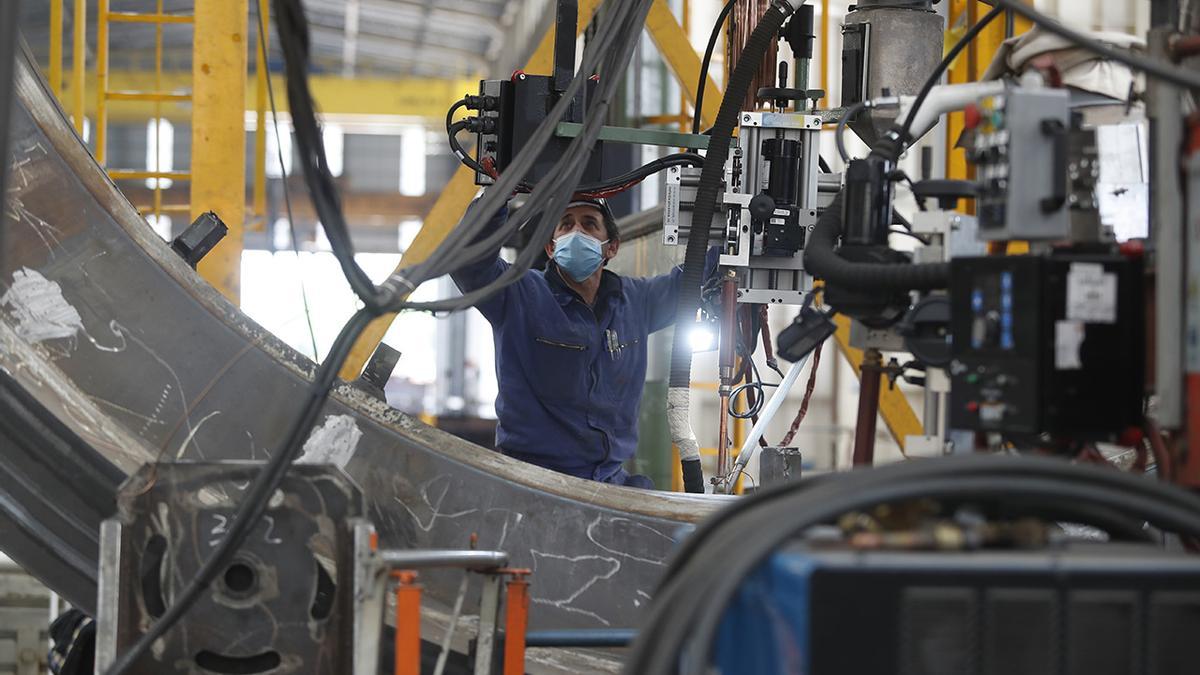 Un trabajador en la planta de Citic Censa en O Porriño