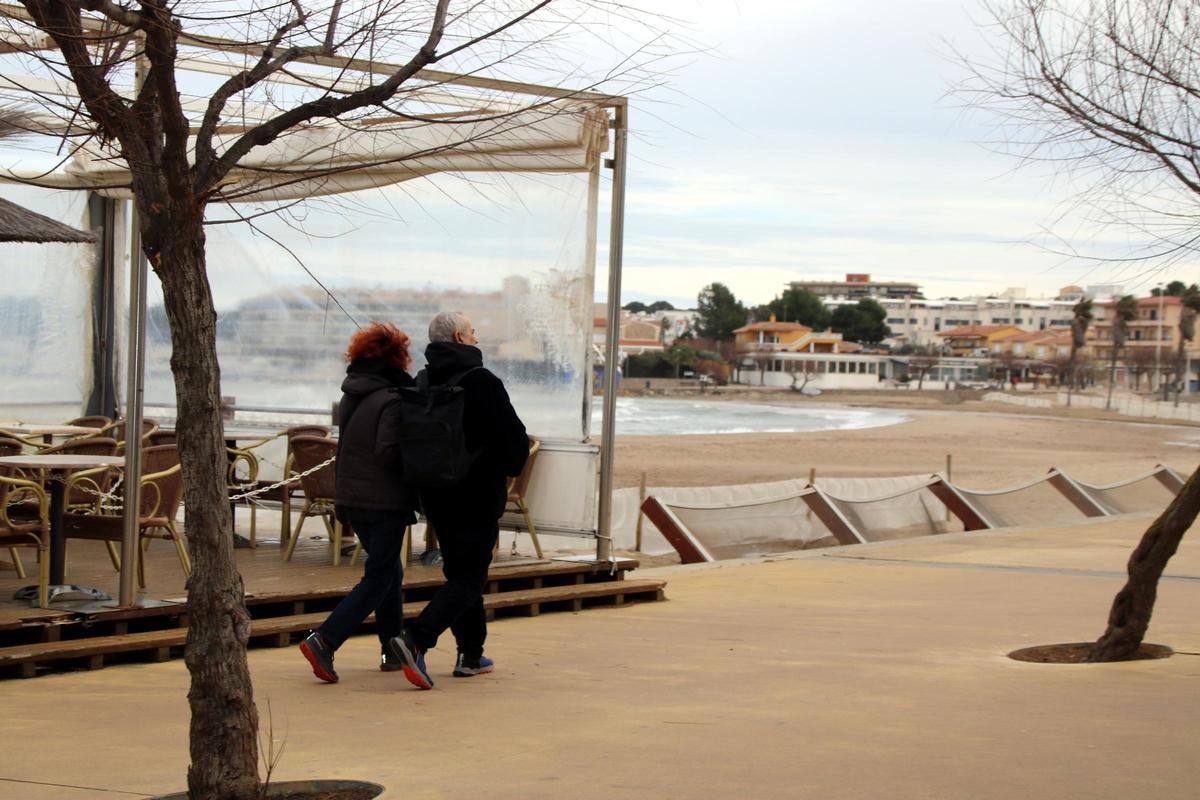 Una parella passejant per l'Escala, aquest matí de dissabte