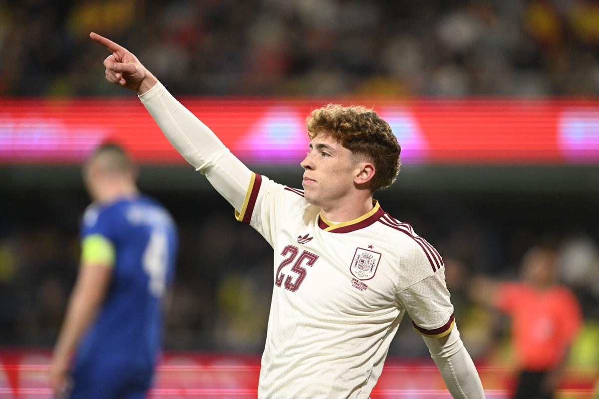 Víctor Muñoz celebra su gol con España