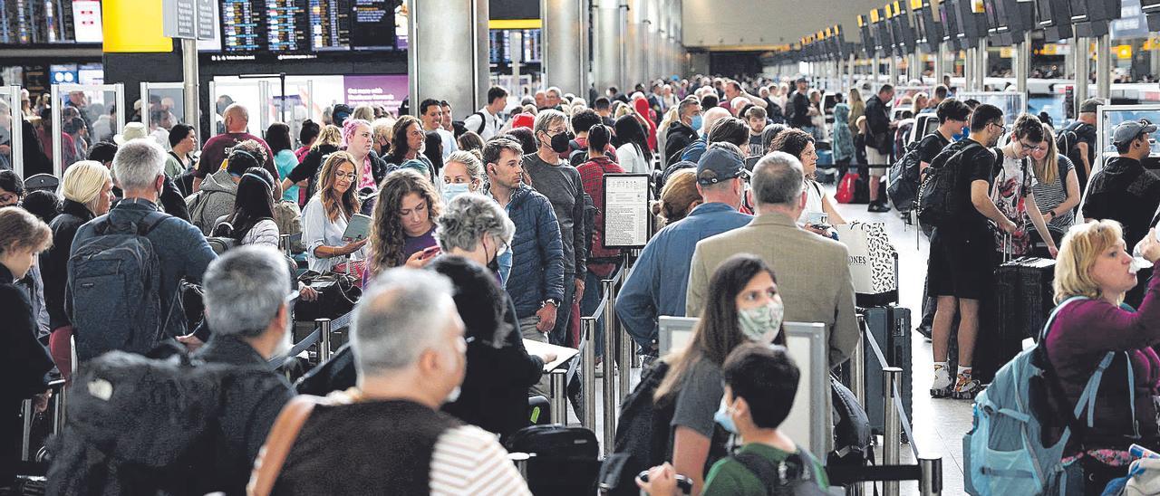 Colas enormes en uno y otro sentido frente a los mostradores de facturación del aeropuerto británico de Londres-Heathrow.