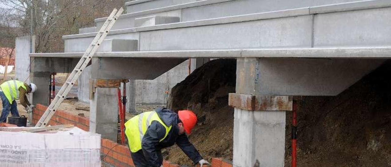 Obras de construcción de las gradas del campo de fútbol de O Buelo en 2013 que ejecutó Eiriña. // G. S.