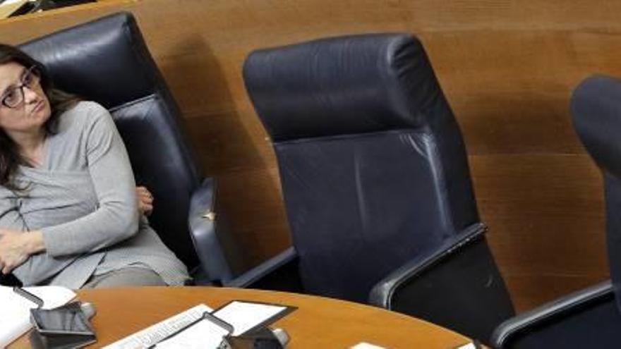 Mónica Oltra, ayer en su escaño en el pleno de las Corts.